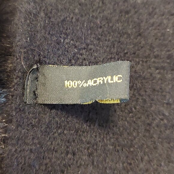 Cozy Black Winter Scarf with Faux Fur Pockets - Picture 5 of 11